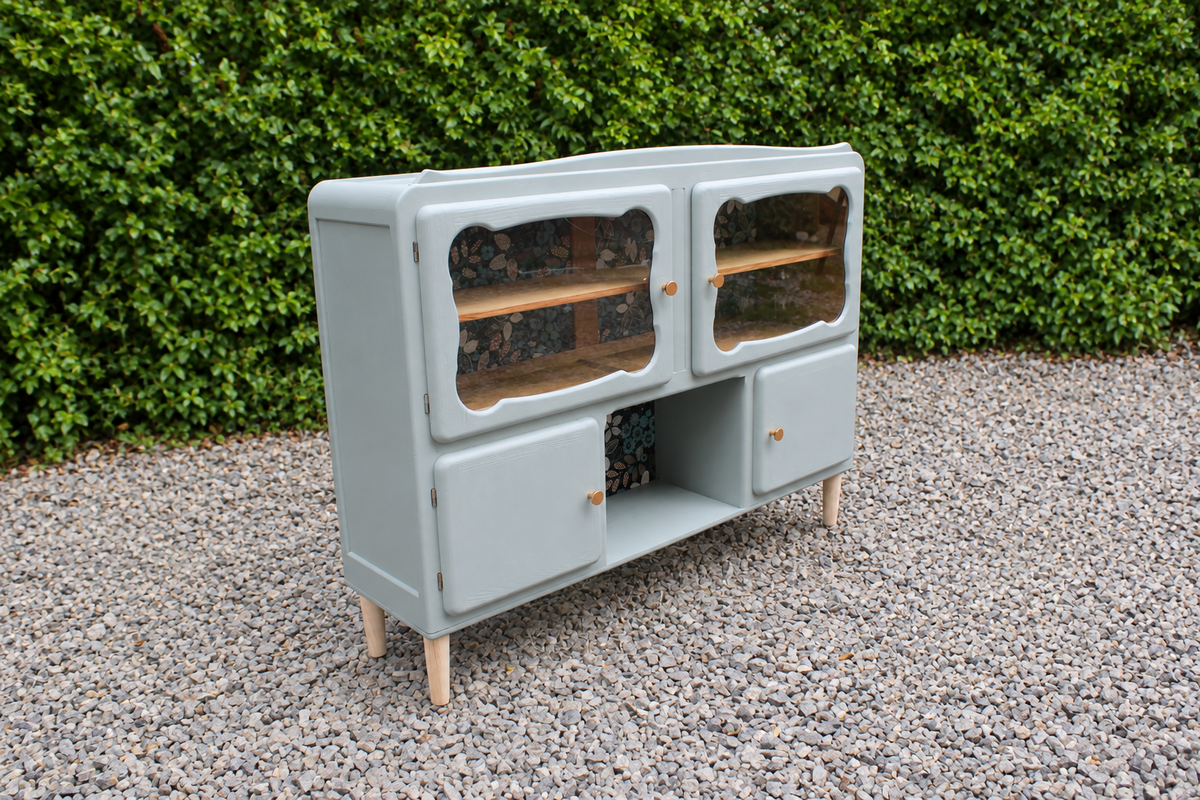 Buffet ancien type Mado rénové bleu vert grisé – vitrine et papier peint floral - VENDU