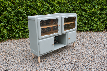 Buffet ancien type Mado rénové bleu vert grisé – vitrine et papier peint floral - VENDU