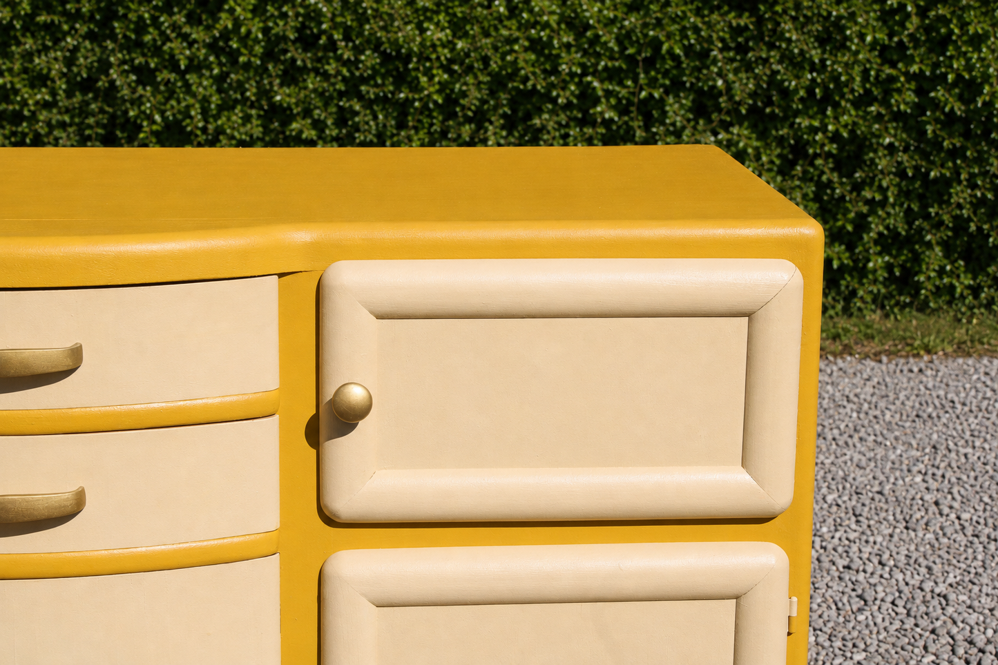 Buffet Mado vintage relooké jaune moutarde & crème – Années 50