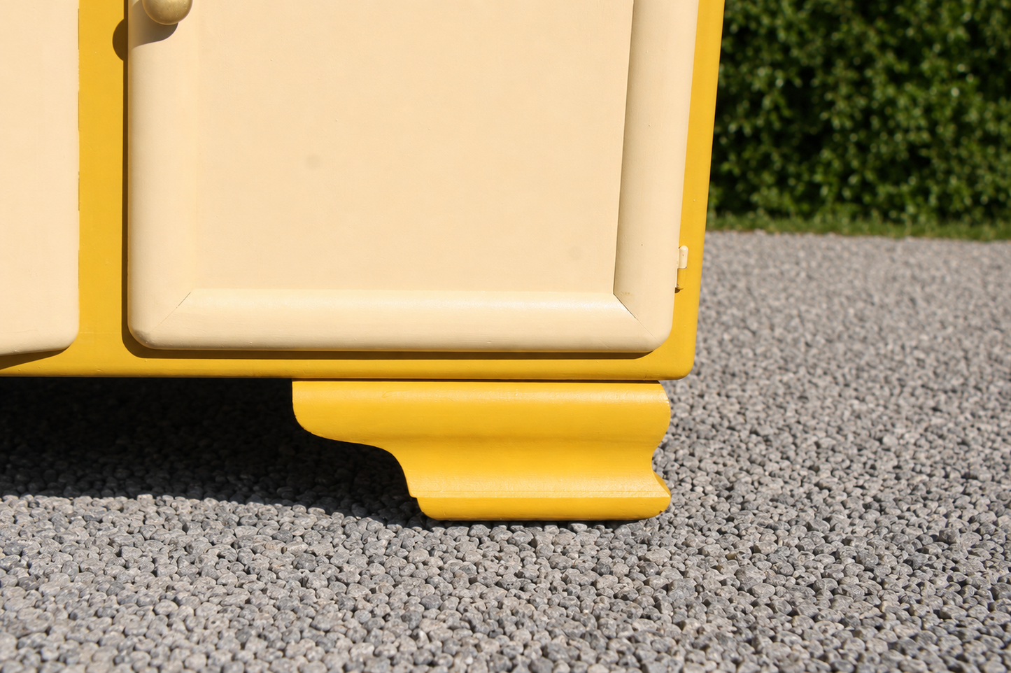 Buffet Mado vintage relooké jaune moutarde & crème – Années 50
