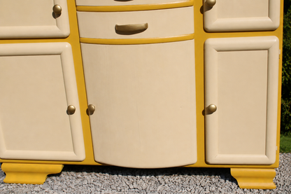 Buffet Mado vintage relooké jaune moutarde & crème – Années 50