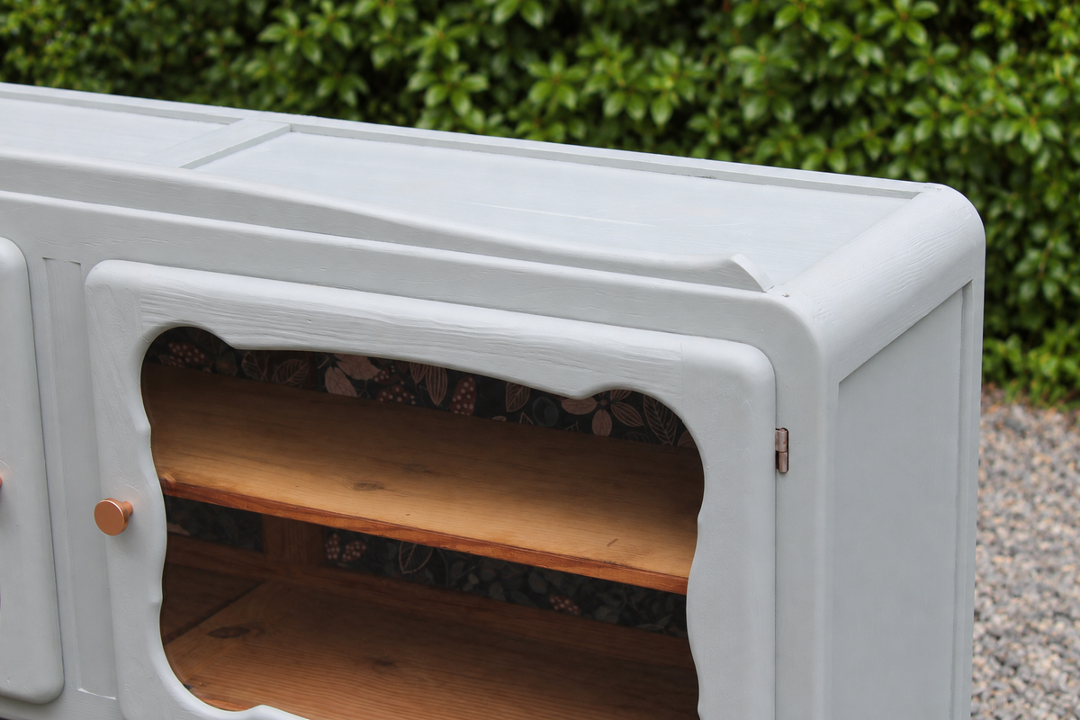 Buffet ancien type Mado rénové bleu vert grisé – vitrine et papier peint floral - VENDU