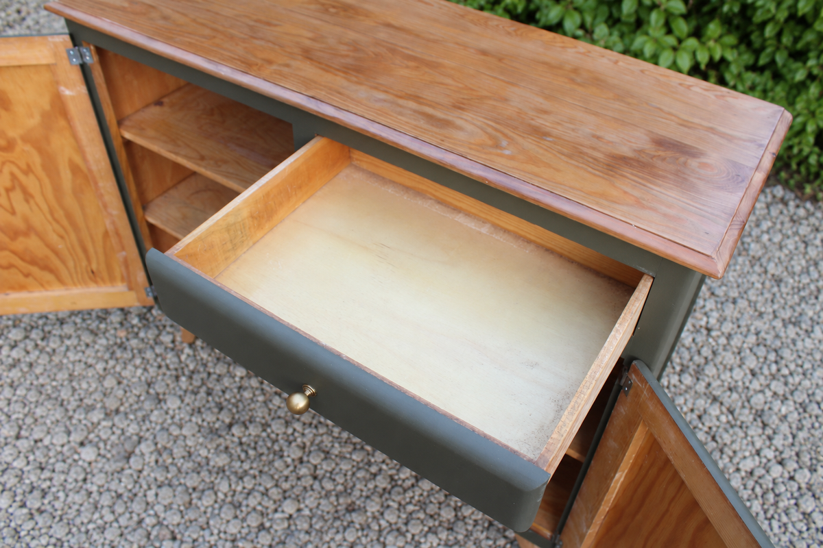Buffet Mado vintage rénové kaki et bois – 2 portes et 1 tiroir