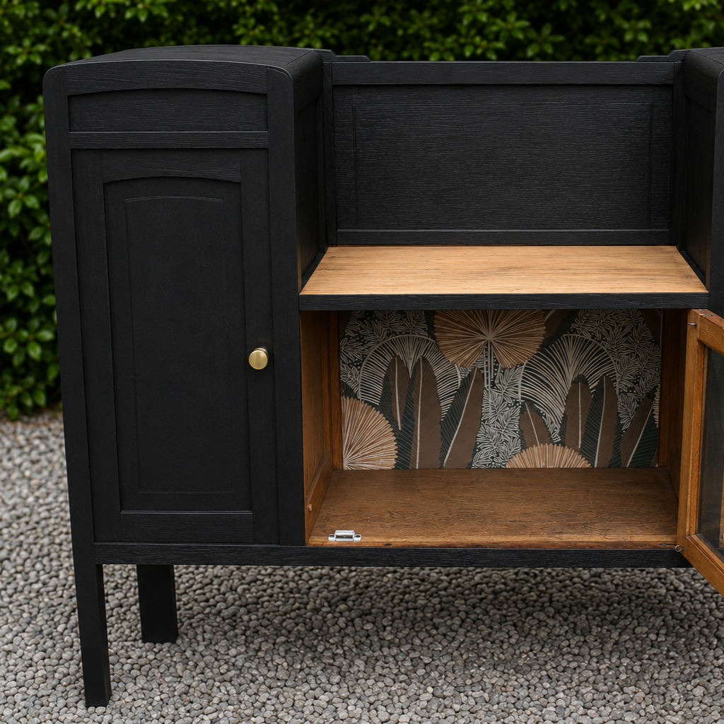 Buffet vintage revisité noir & laiton – meuble vitré esprit Art déco / parisien