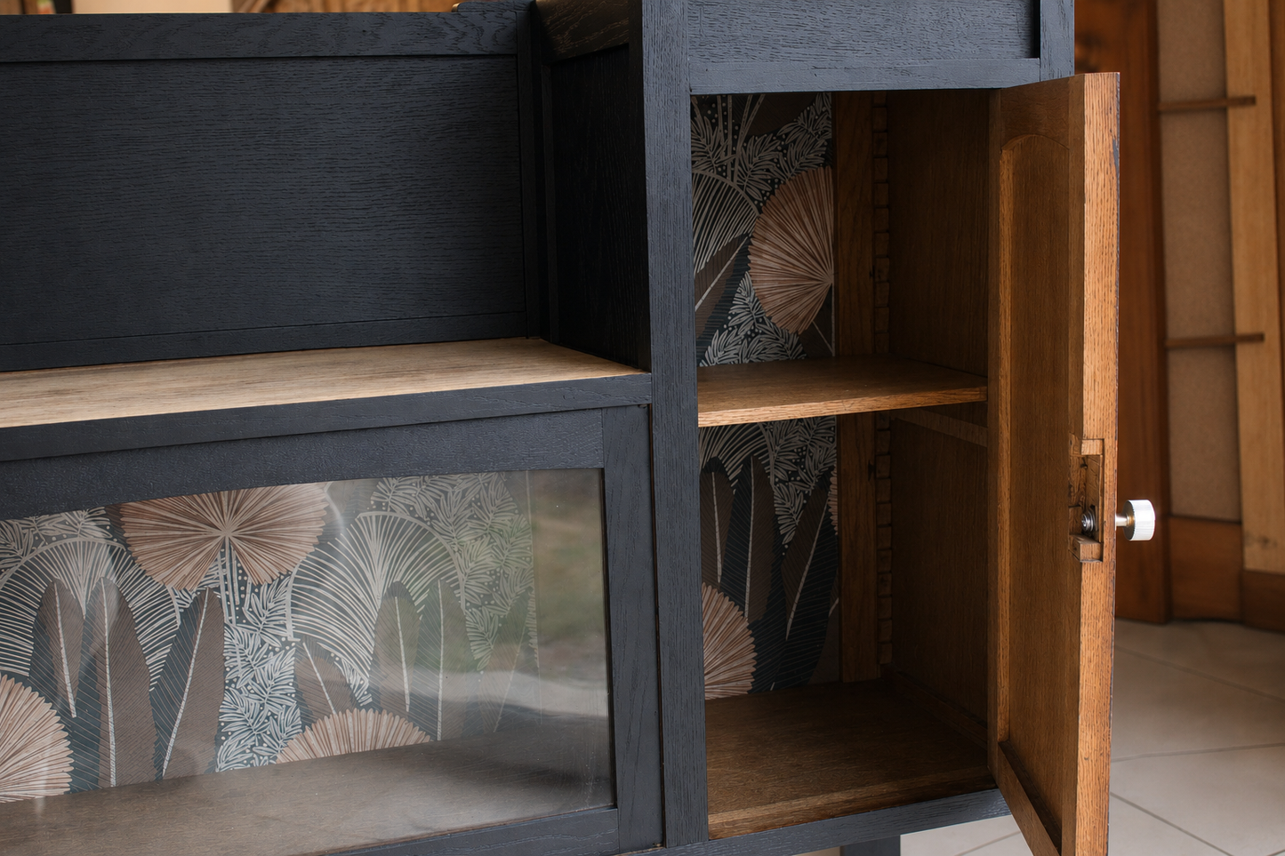 Buffet vintage revisité noir & laiton – meuble vitré esprit Art déco / parisien