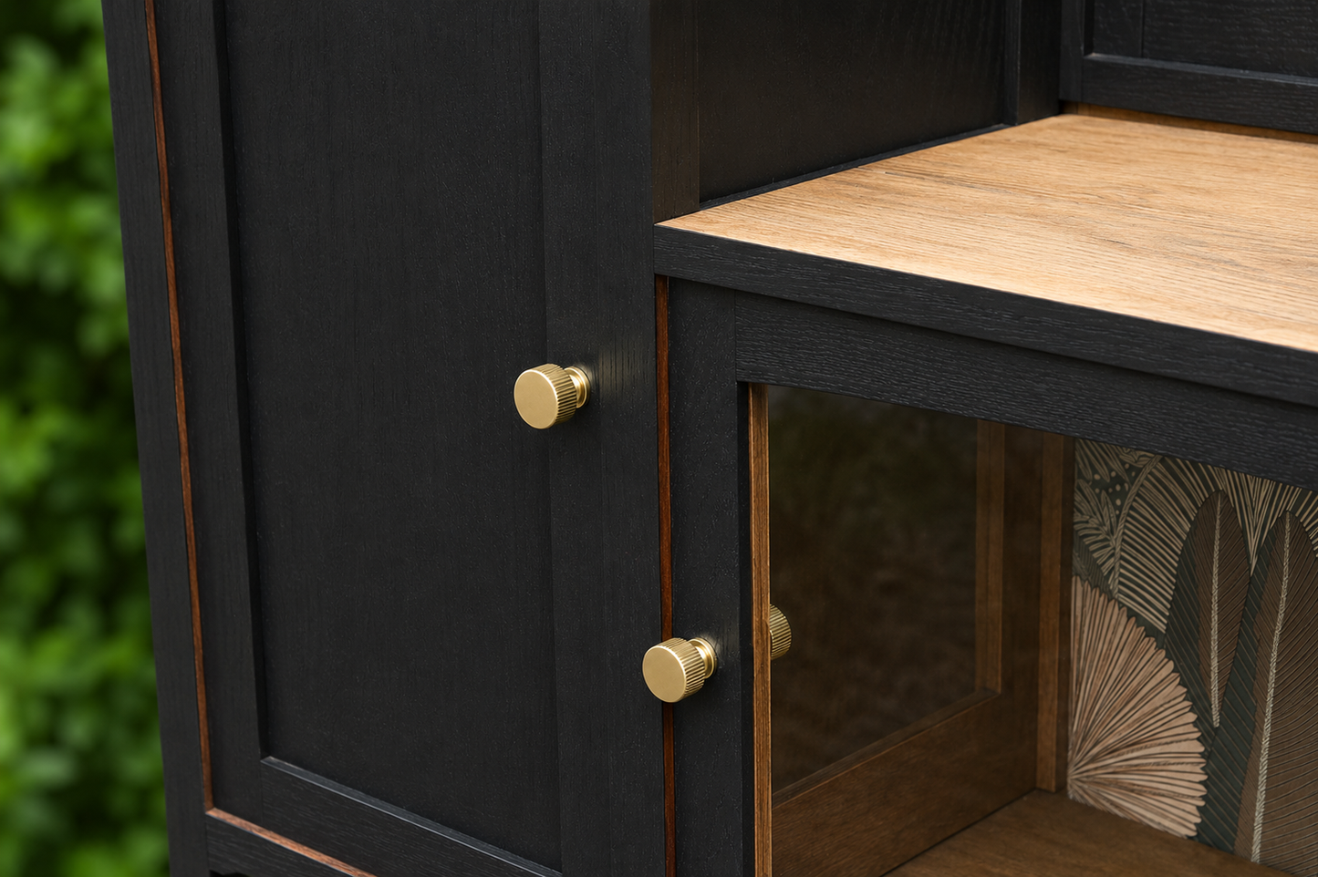 Buffet vintage revisité noir & laiton – meuble vitré esprit Art déco / parisien
