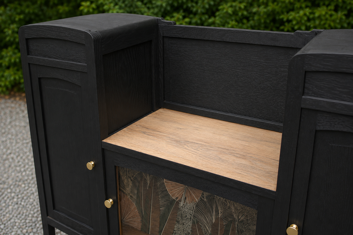 Buffet vintage revisité noir & laiton – meuble vitré esprit Art déco / parisien