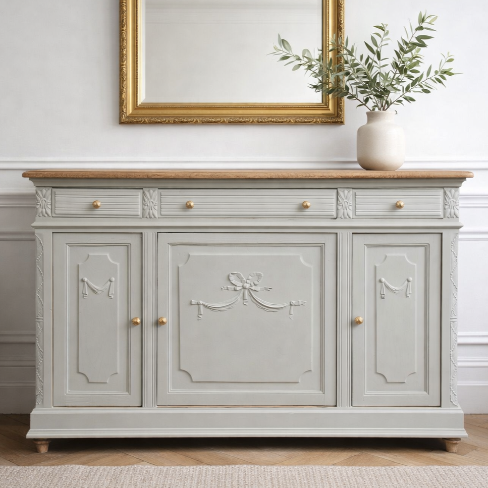 Buffet ancien – blanc grisé aux sous-tons vert, plateau bois brut & finitions dorées - VENDU