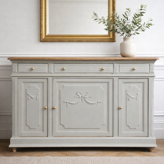 Buffet ancien – blanc grisé aux sous-tons vert, plateau bois brut & finitions dorées