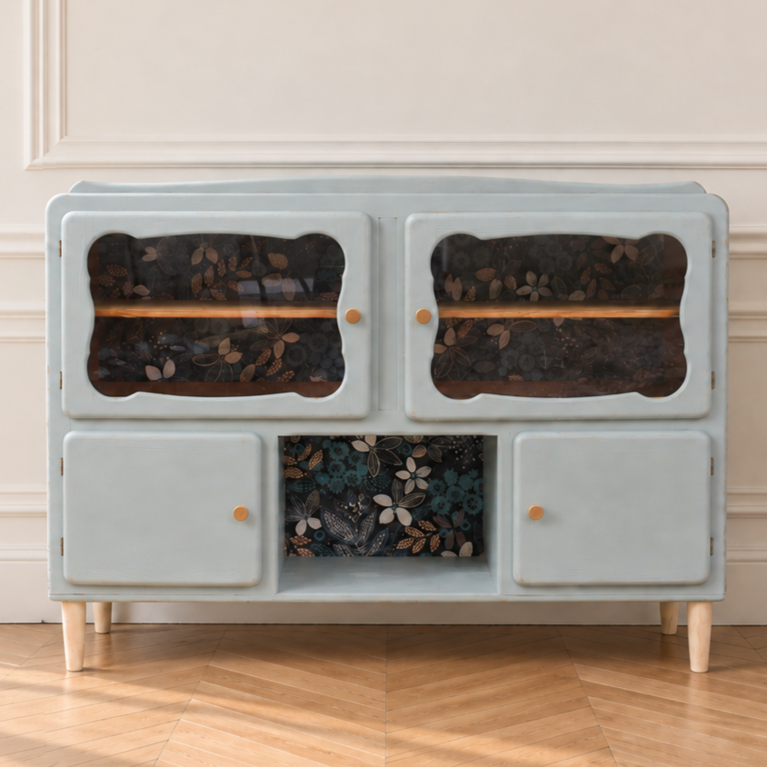Buffet ancien type Mado rénové bleu vert grisé – vitrine et papier peint floral - VENDU