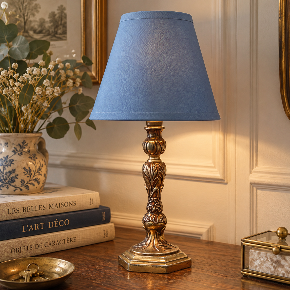 Lampe de chevet vintage en métal doré – pied sculpté et abat-jour bleu – H31 cm