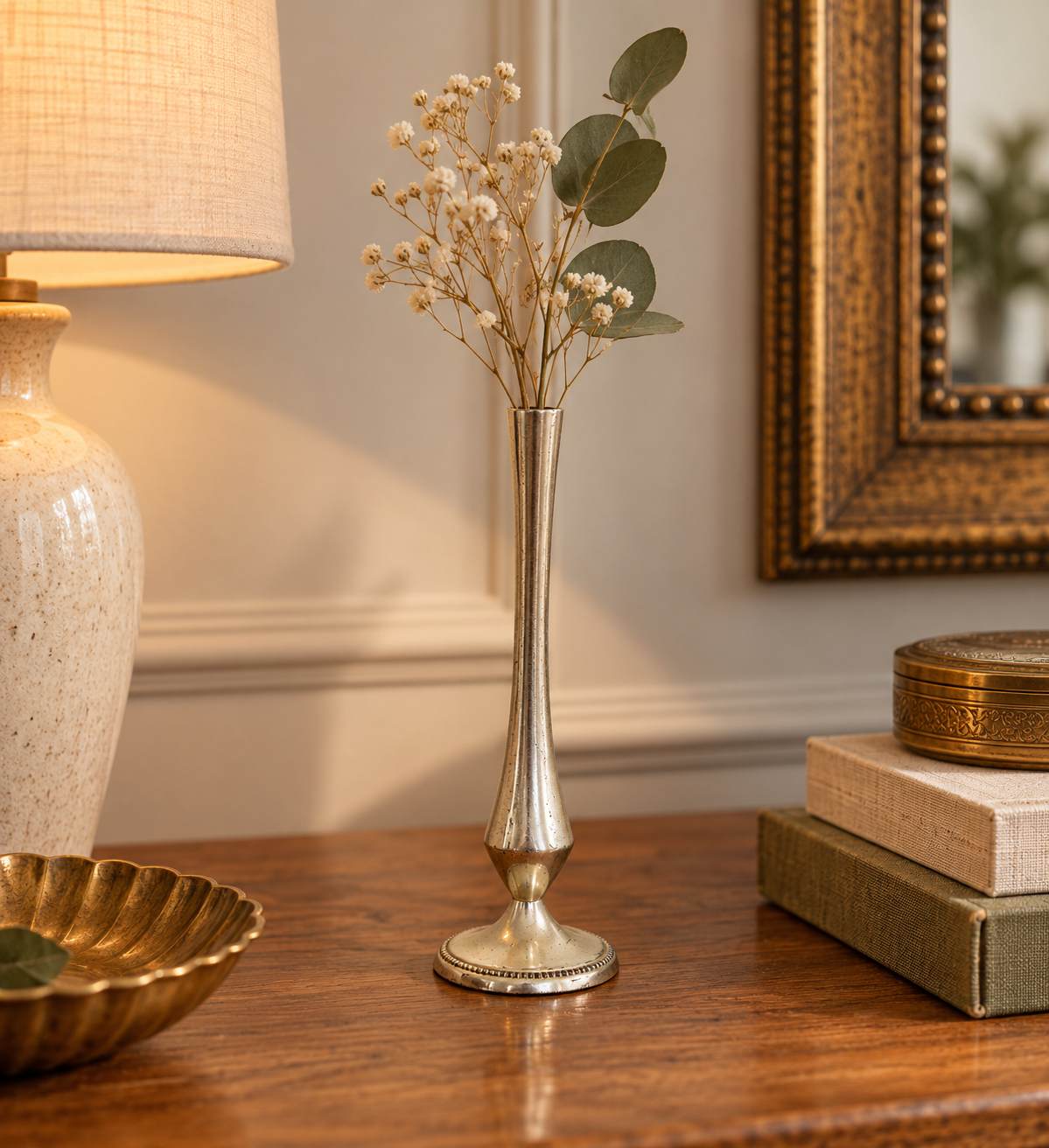Soliflore vintage en métal argenté – vase trompette élancé sur pied