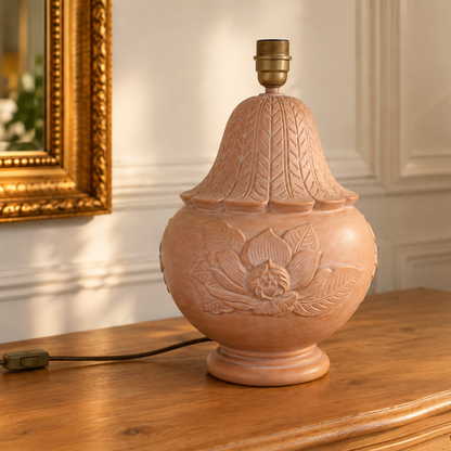 Grande lampe vintage en céramique rose poudré à fleurs en relief – H42 cm