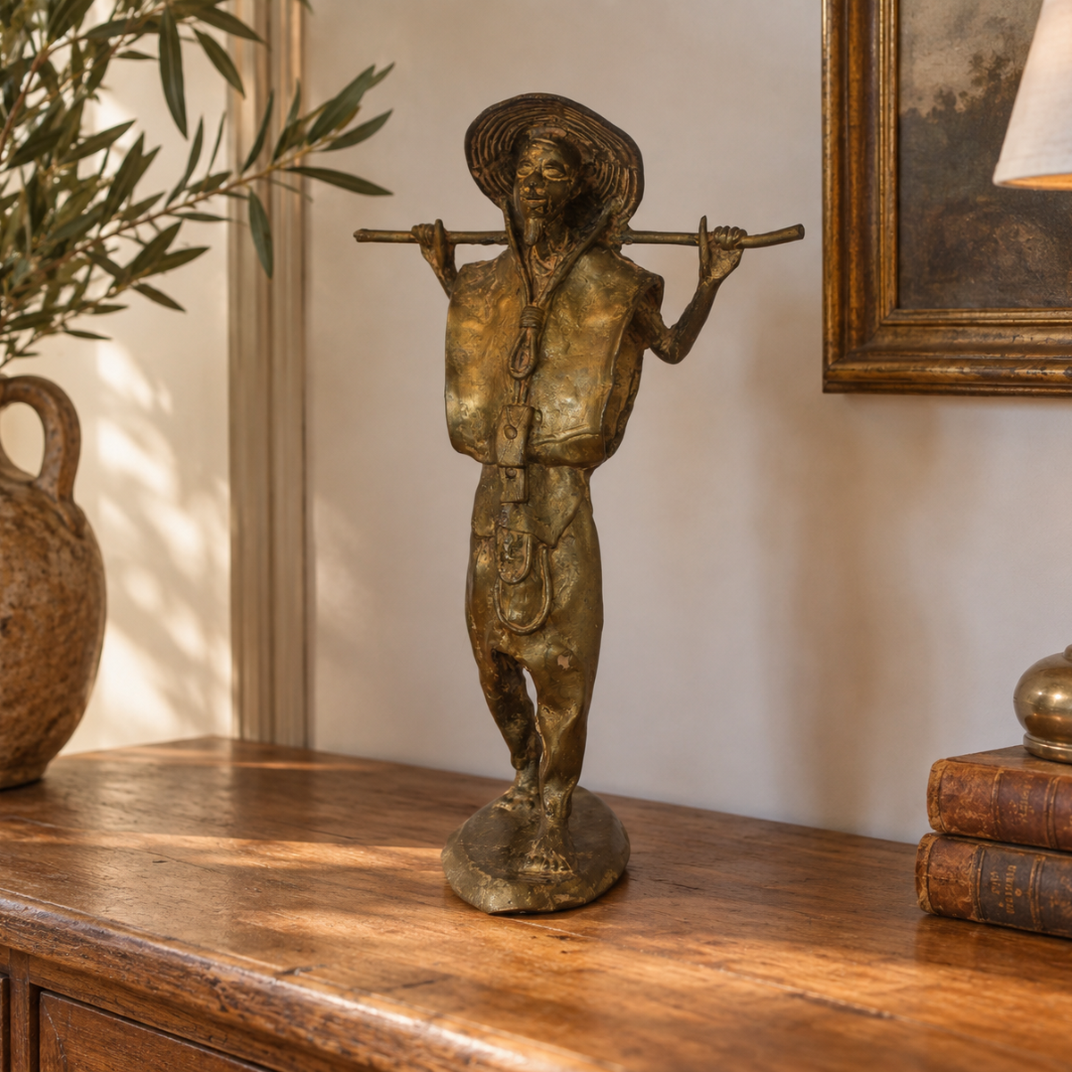 Statuette africaine vintage en métal doré – personnage porteur – H34 cm