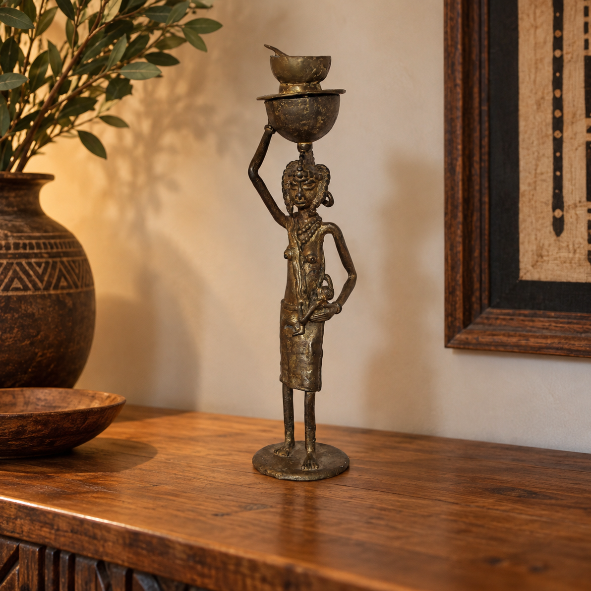 Statuette africaine en bronze/laiton – Femme porteuse avec enfant et coupelle – H35 cm