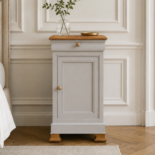 Chevet ancien rénové – Greige Galuchat, plateau bois – style maison de charme