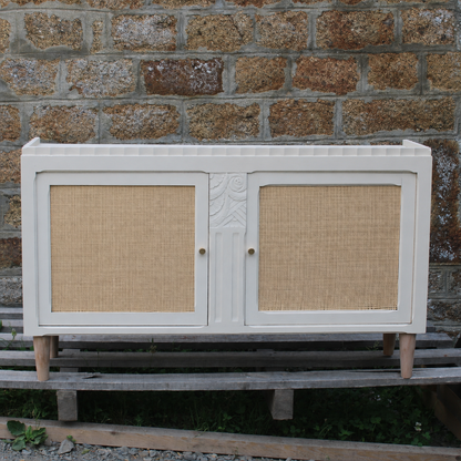 Buffet / enfilade vintage rénové blanc cassé & cannage – esprit chic intemporel
