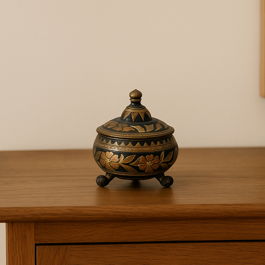 Boîte décorative vintage en laiton – motifs floraux cuivrés & dorés – Ø 10 cm / H 12 cm