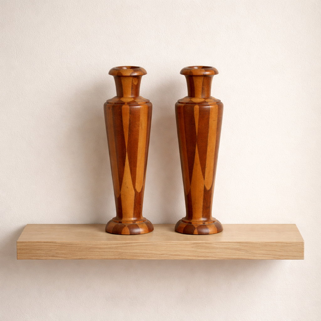 Paire de vases en bois tourné – décor géométrique