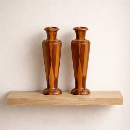 Paire de vases en bois tourné – décor géométrique