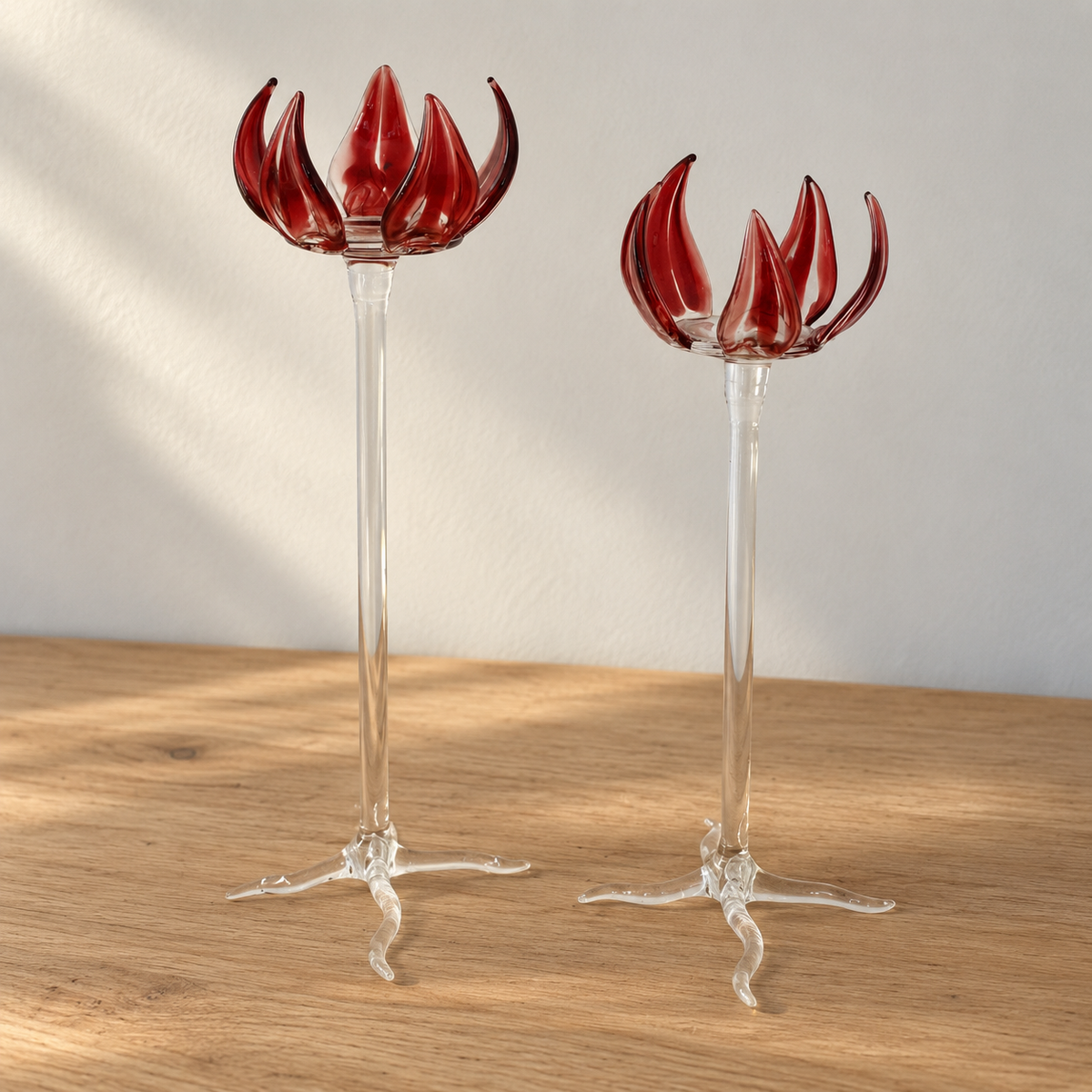 Paire de bougeoirs fleurs en verre rouge et transparent – 24 et 22 cm