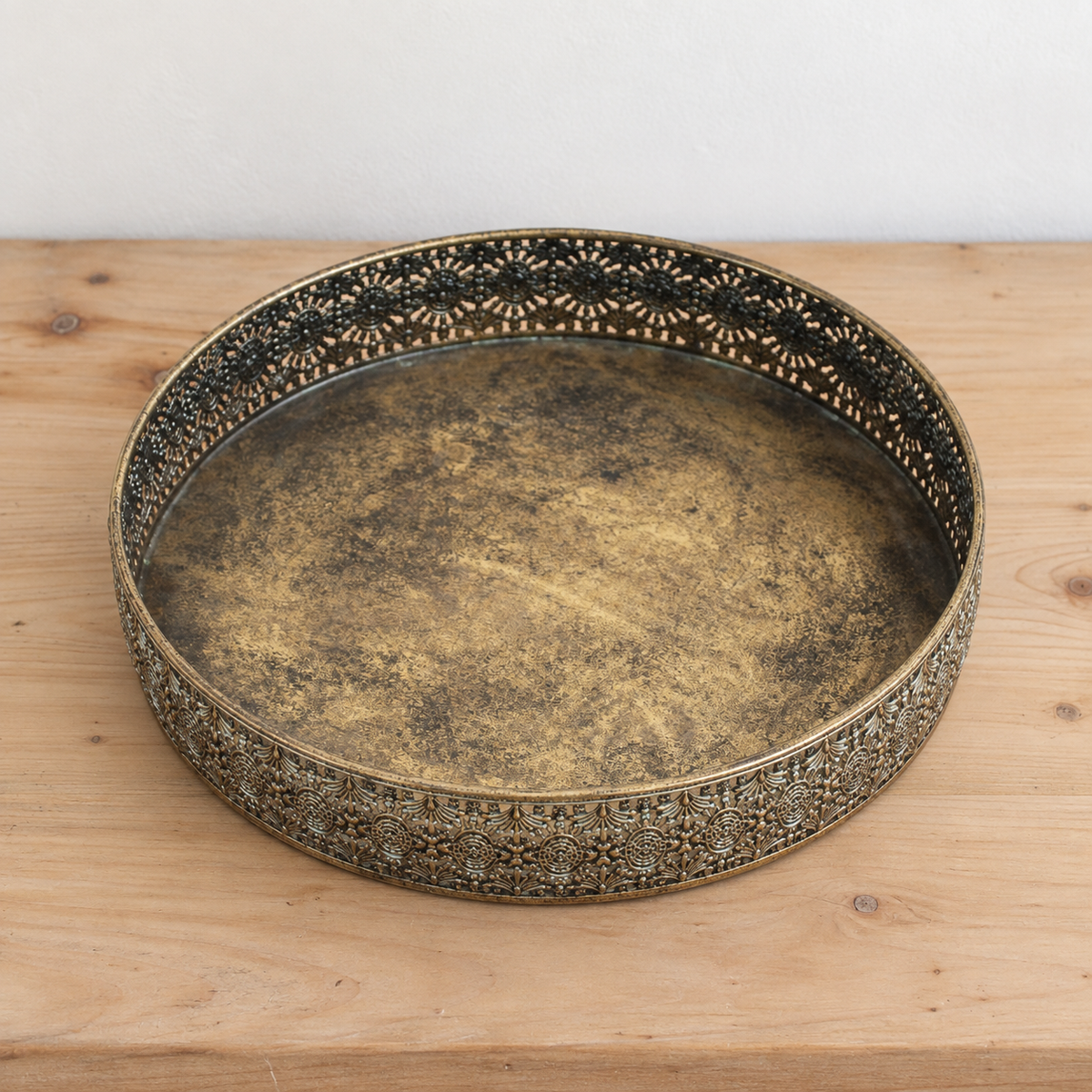 Plateau rond en métal doré patiné à bordure ajourée – D30 cm