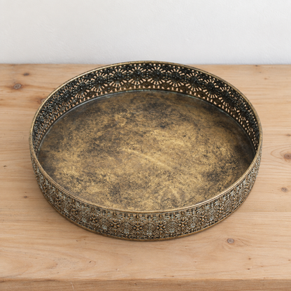 Plateau rond en métal doré patiné à bordure ajourée – D30 cm