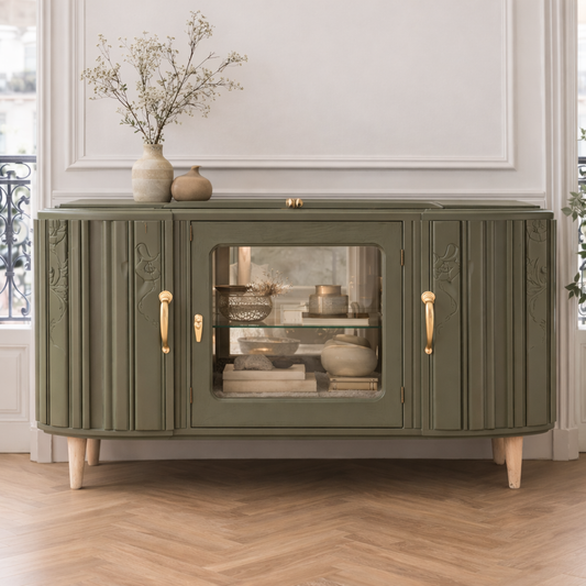 Buffet Art Déco rénové – Kaki Barda Libéron, vitrine biseautée & miroir intérieur – Projet sur mesure