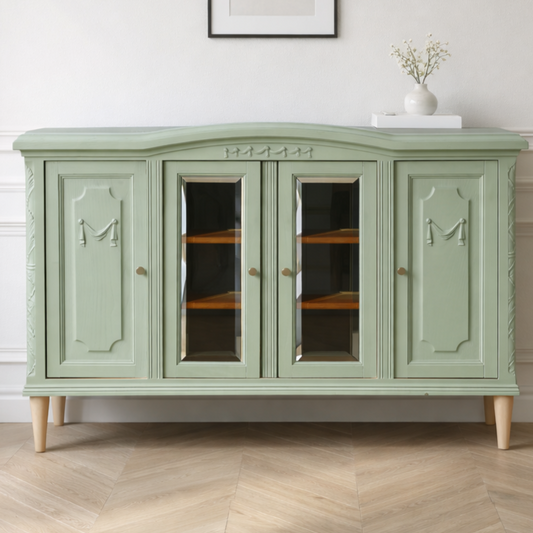 Buffet ancien rénové – Vert sauge, 4 portes verres biseautés & fronton sculpté – VENDU