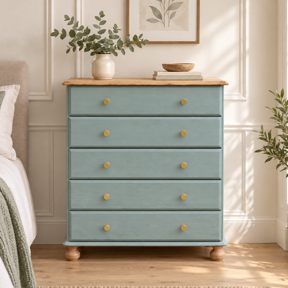 Commode haute en pin rénovée – 5 tiroirs – vert sauge, bois naturel et poignées dorées