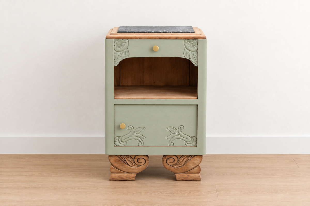 Chevet art déco ancien rénové – Vert Lézard Pure & Paint, bois naturel et plateau marbre