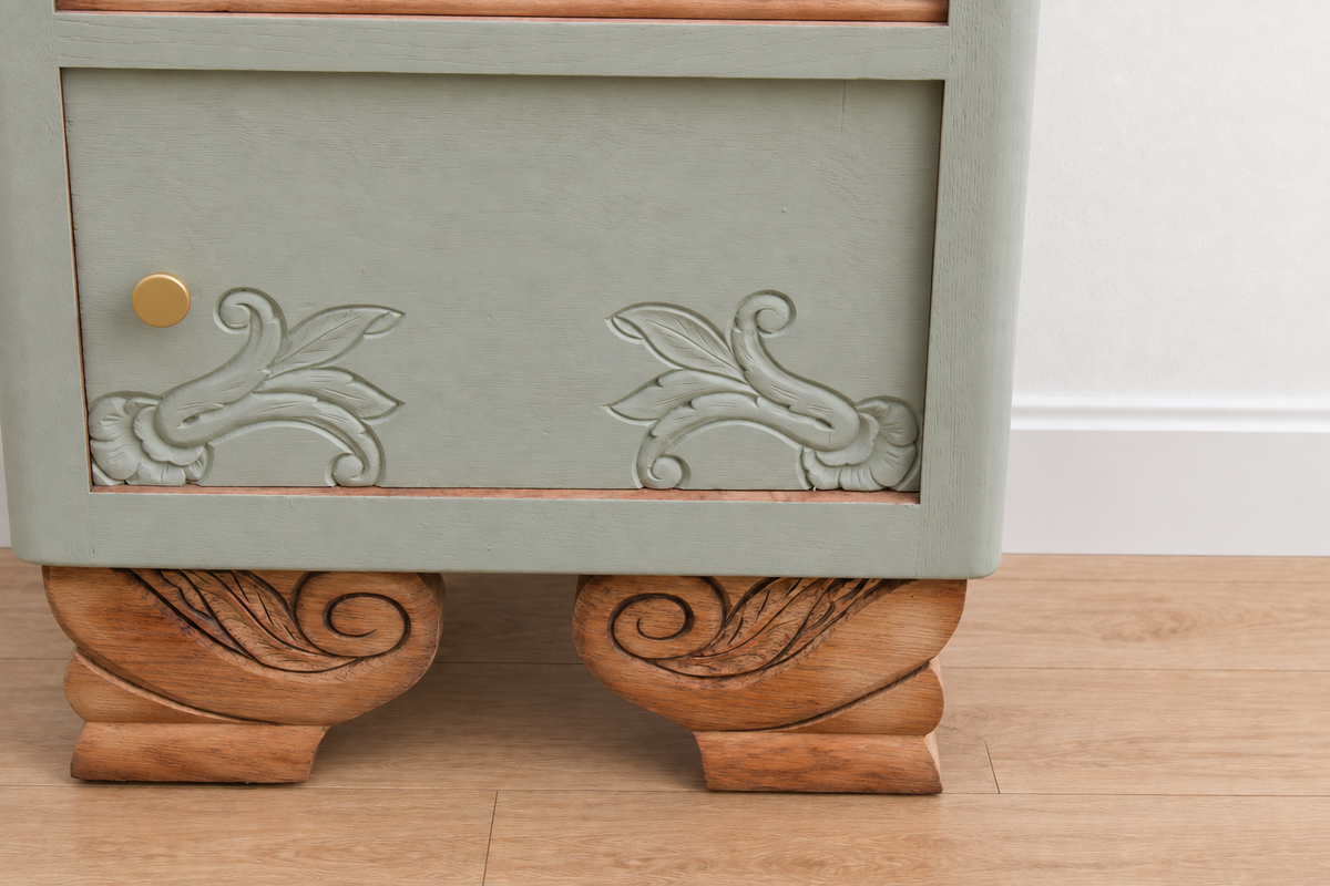 Chevet art déco ancien rénové – Vert Lézard Pure & Paint, bois naturel et plateau marbre