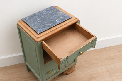 Chevet art déco ancien rénové – Vert Lézard Pure & Paint, bois naturel et plateau marbre
