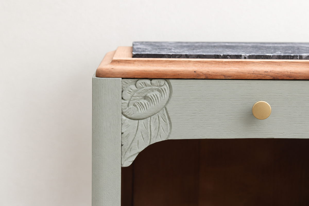 Chevet art déco ancien rénové – Vert Lézard Pure & Paint, bois naturel et plateau marbre
