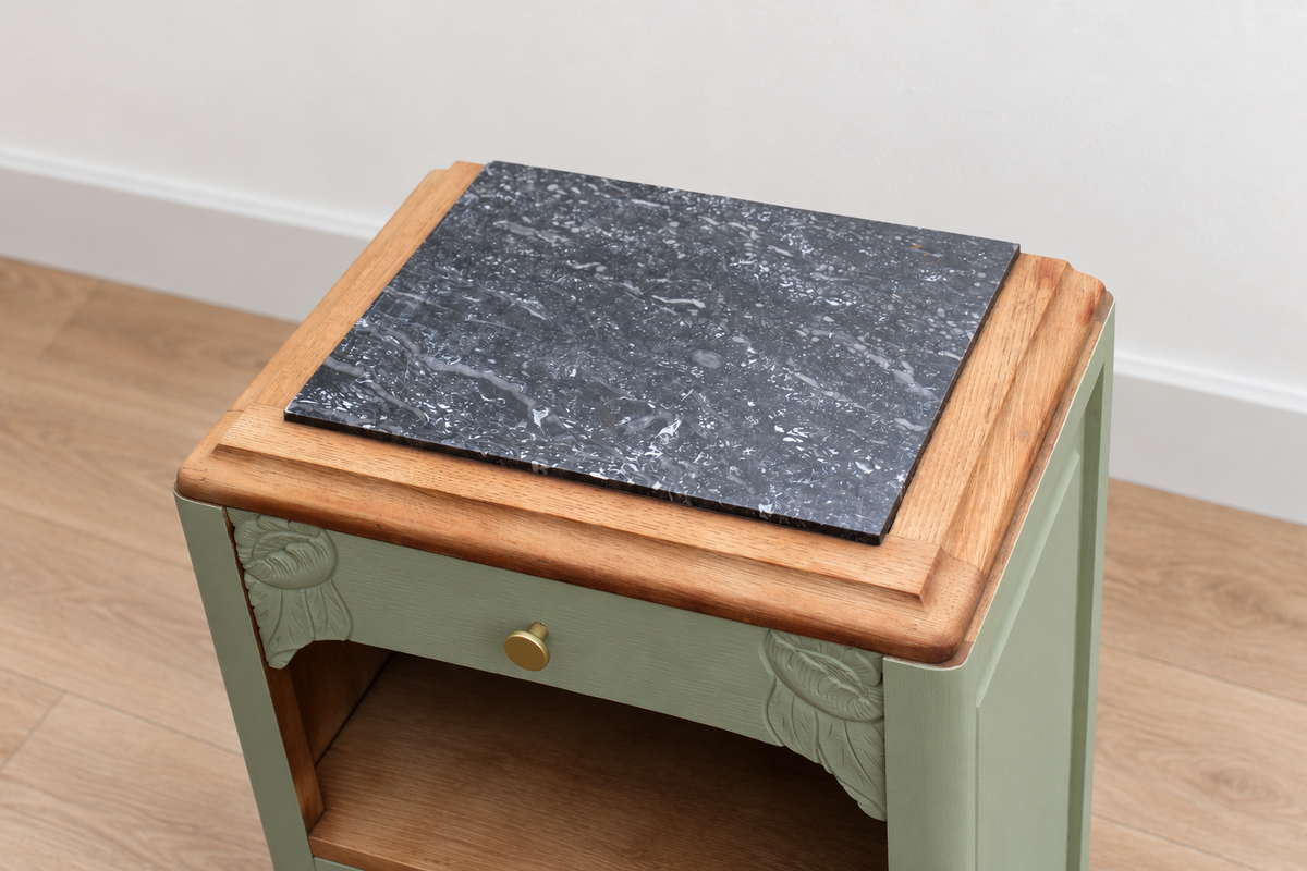 Chevet art déco ancien rénové – Vert Lézard Pure & Paint, bois naturel et plateau marbre
