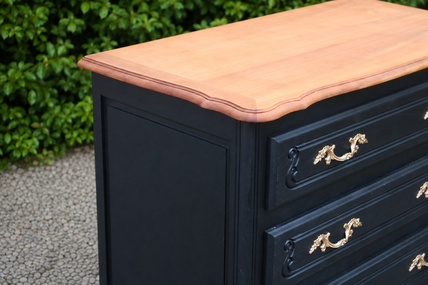 Commode style Louis XV noire et plateau bois naturel – 3 tiroirs