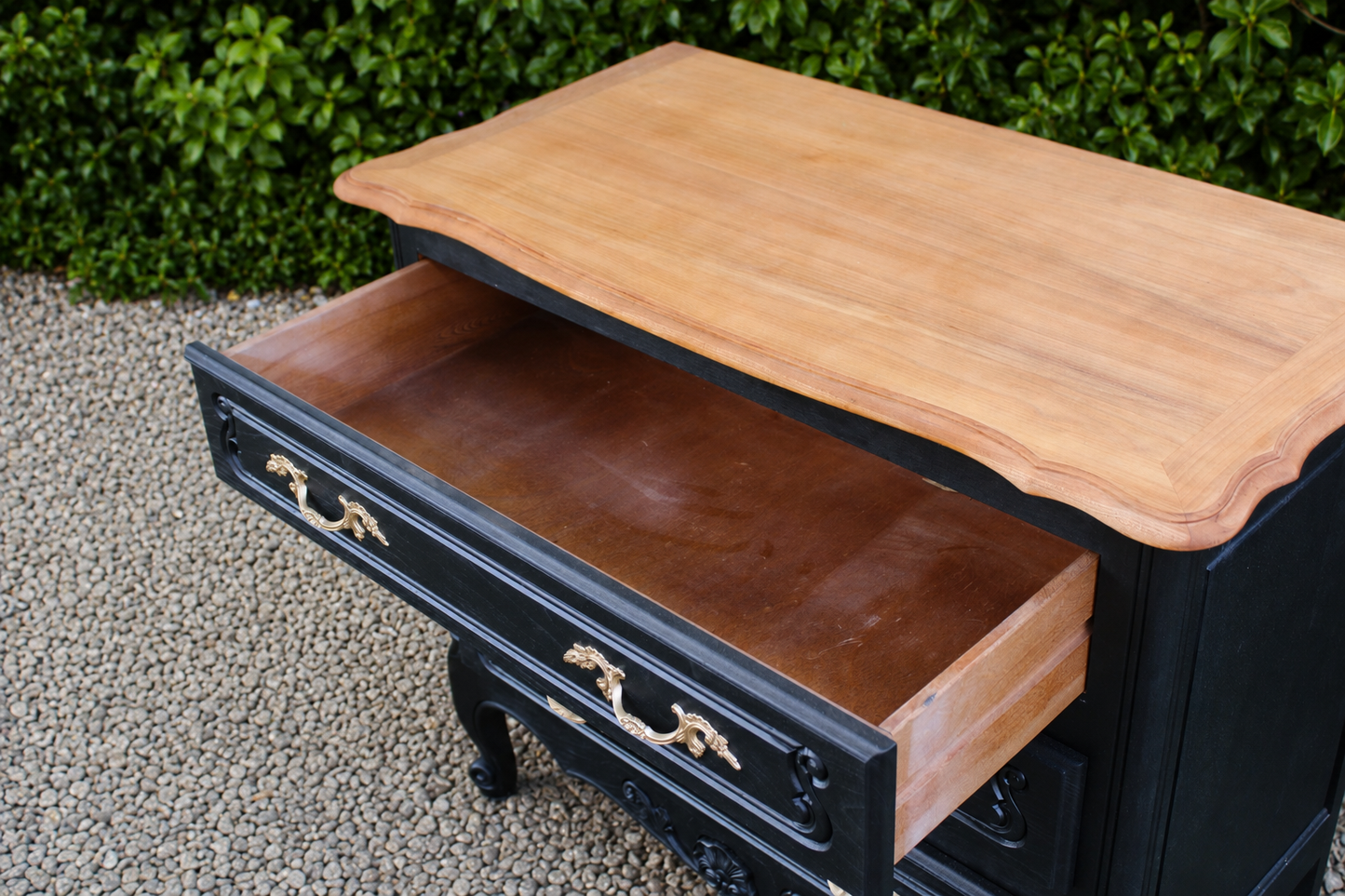 Commode style Louis XV noire et plateau bois naturel – 3 tiroirs