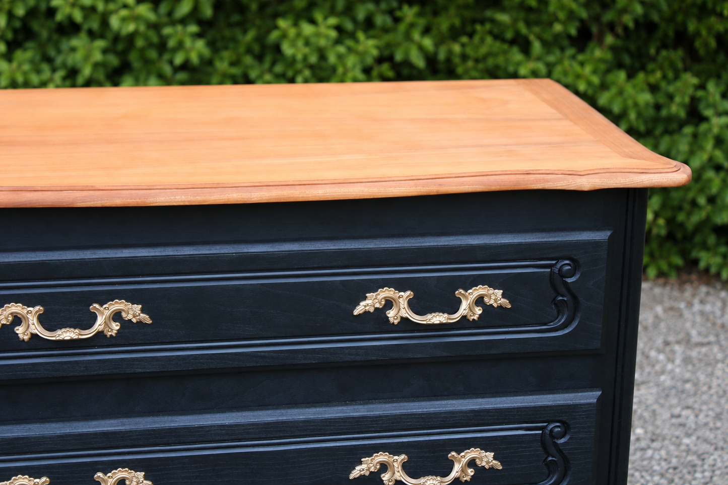 Commode style Louis XV noire et plateau bois naturel – 3 tiroirs
