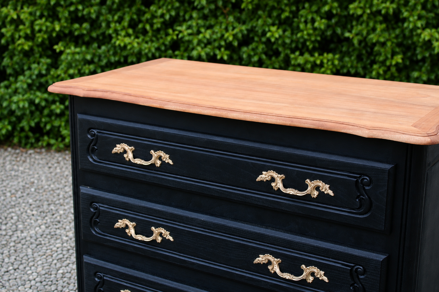 Commode style Louis XV noire et plateau bois naturel – 3 tiroirs