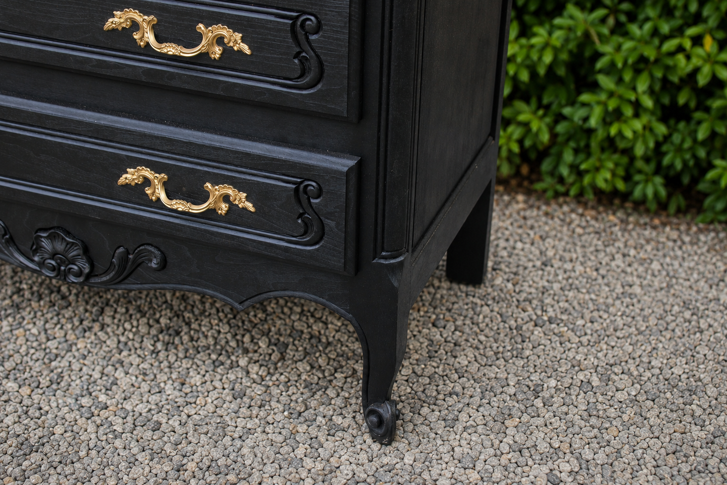 Commode style Louis XV noire et plateau bois naturel – 3 tiroirs