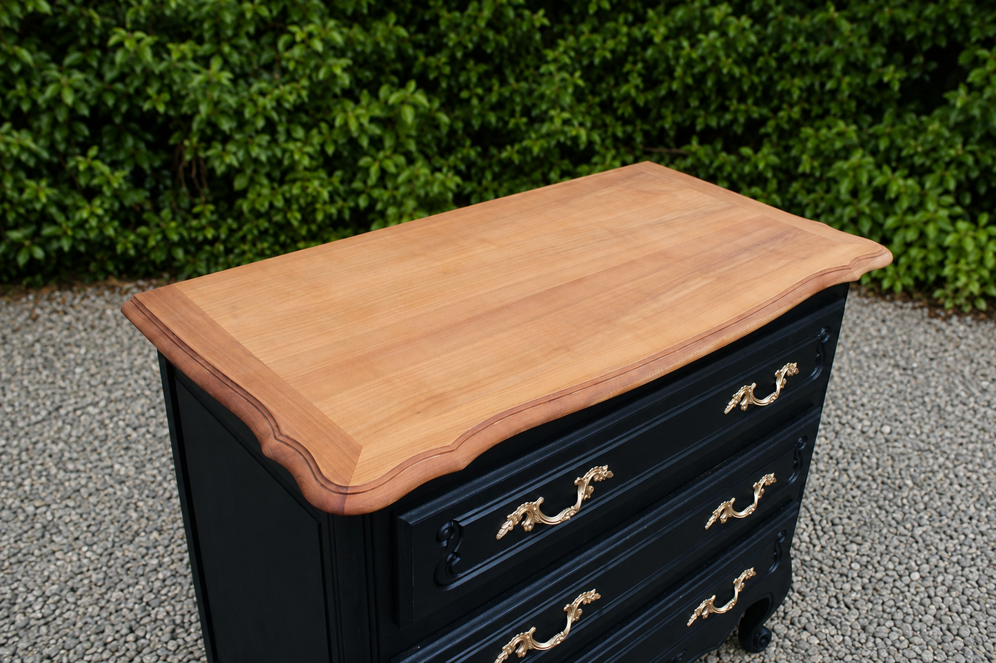 Commode style Louis XV noire et plateau bois naturel – 3 tiroirs