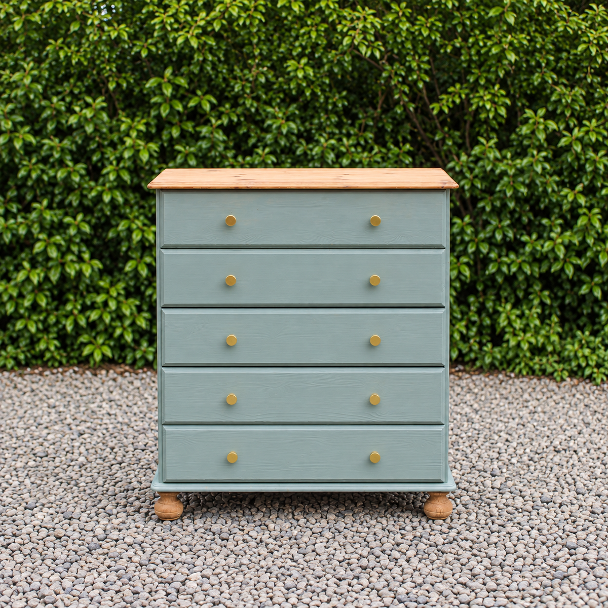 Commode haute en pin rénovée – 5 tiroirs – vert sauge, bois naturel et poignées dorées