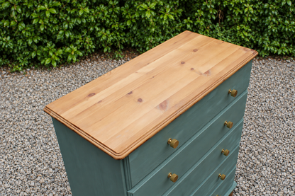 Commode haute en pin rénovée – 5 tiroirs – vert sauge, bois naturel et poignées dorées