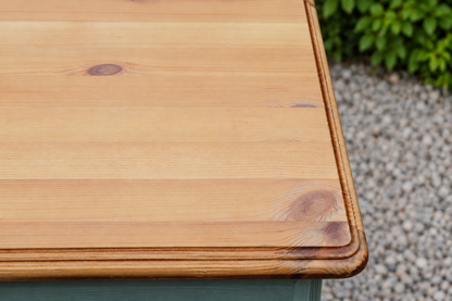 Commode haute en pin rénovée – 5 tiroirs – vert sauge, bois naturel et poignées dorées