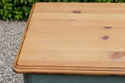 Commode haute en pin rénovée – 5 tiroirs – vert sauge, bois naturel et poignées dorées