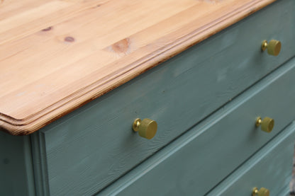 Commode haute en pin rénovée – 5 tiroirs – vert sauge, bois naturel et poignées dorées