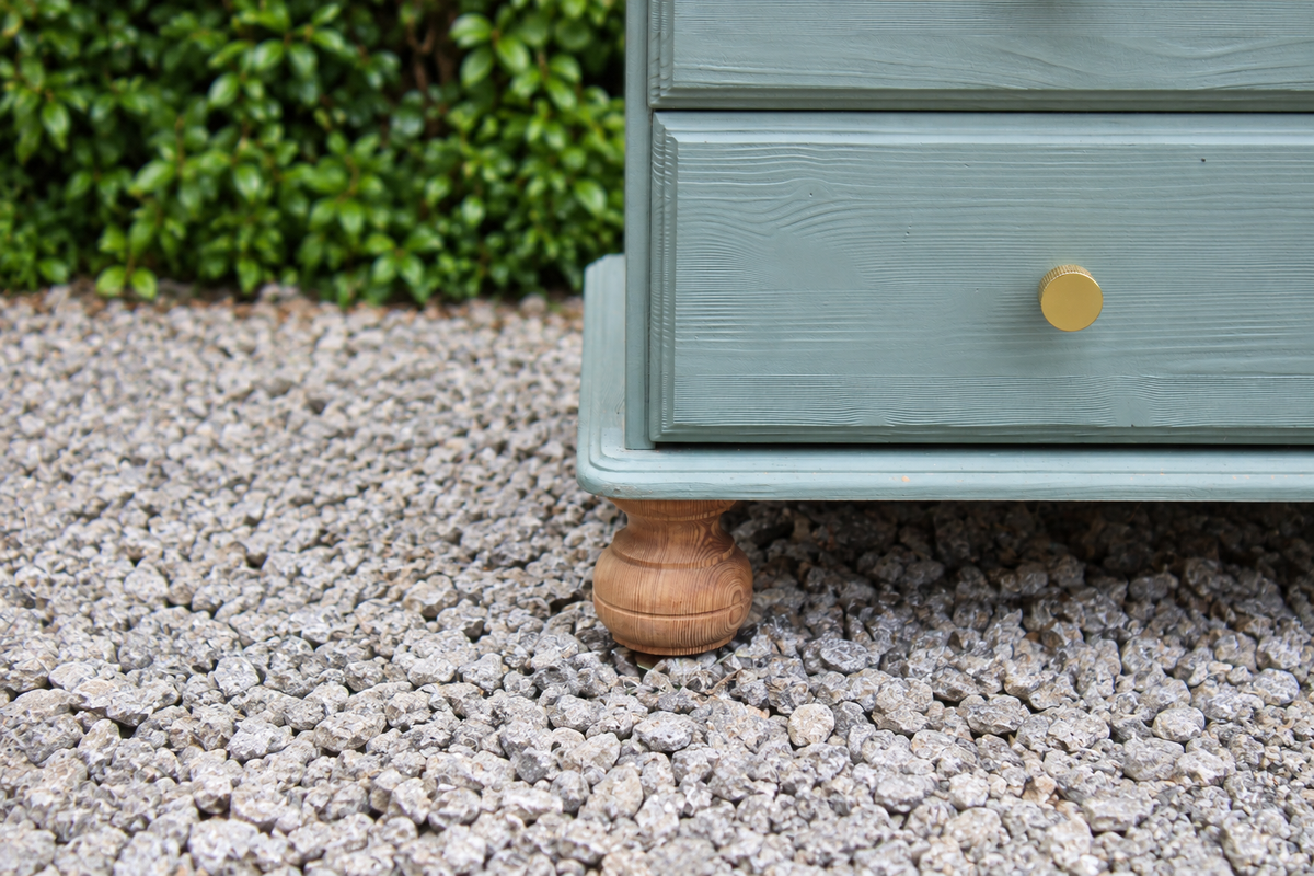Commode haute en pin rénovée – 5 tiroirs – vert sauge, bois naturel et poignées dorées