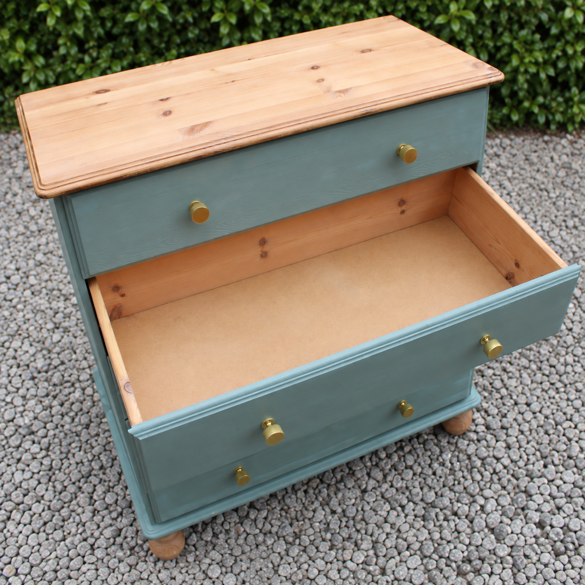 Commode haute en pin rénovée – 5 tiroirs – vert sauge, bois naturel et poignées dorées