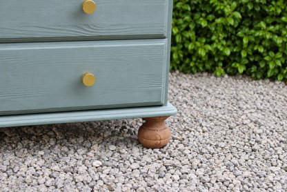 Commode haute en pin rénovée – 5 tiroirs – vert sauge, bois naturel et poignées dorées