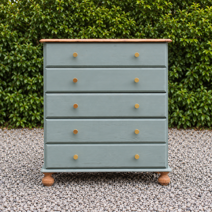 Commode haute en pin rénovée – 5 tiroirs – vert sauge, bois naturel et poignées dorées